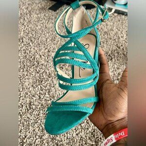 Women heels size 6W